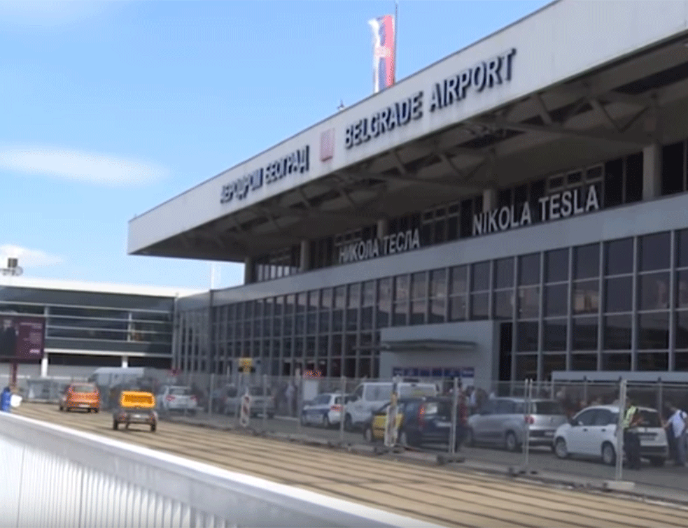 Београдски аеродром од данас у подне <span style='color:red;'><b>затвор</b></span>ен
